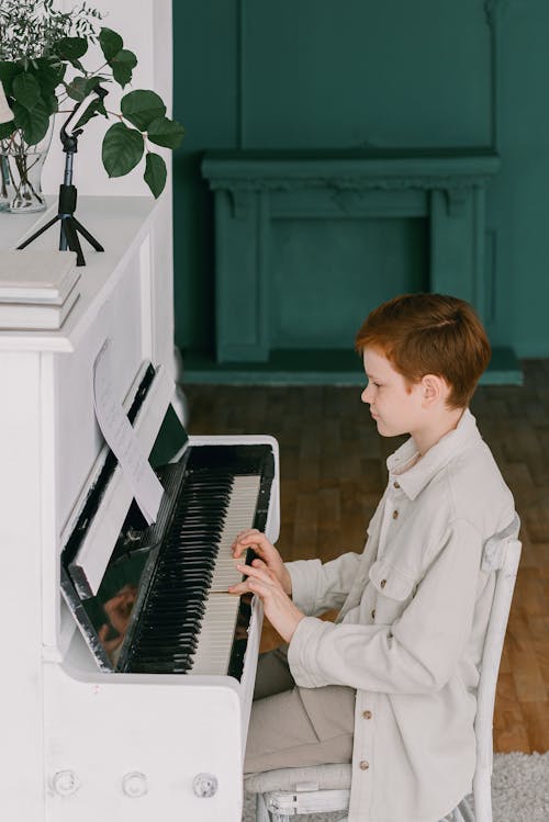Darmowe zdjęcie z galerii z chłopak, fortepian, hobby
