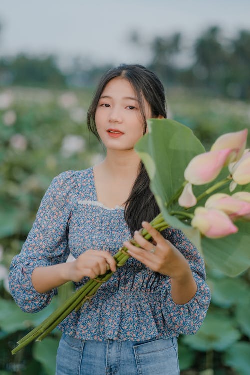 Kostenloses Stock Foto zu asiatische frau, blumen, blumentop