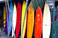 夏威夷哈莱瓦的一家冲浪商店展示了充满热带色彩的冲浪板，色彩十分鲜艳