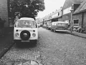 宁静的街道上，经典大众货车的单色景观捕捉到复古的城市氛围