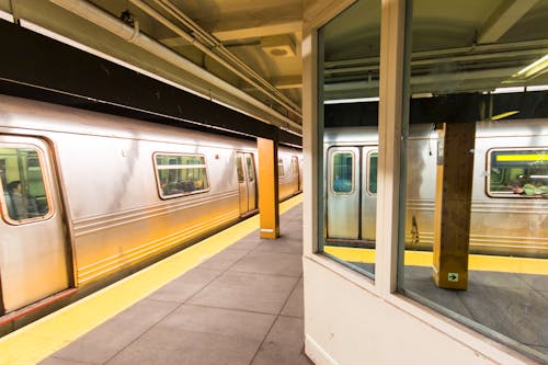 Základová fotografie zdarma na téma nástupiště metra, odraz, sklenice