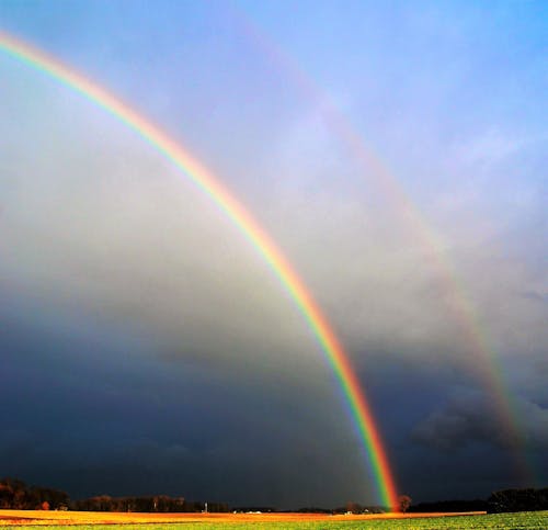Gratis Fotografía De Arco Iris Durante El Cielo Nublado Foto de stock