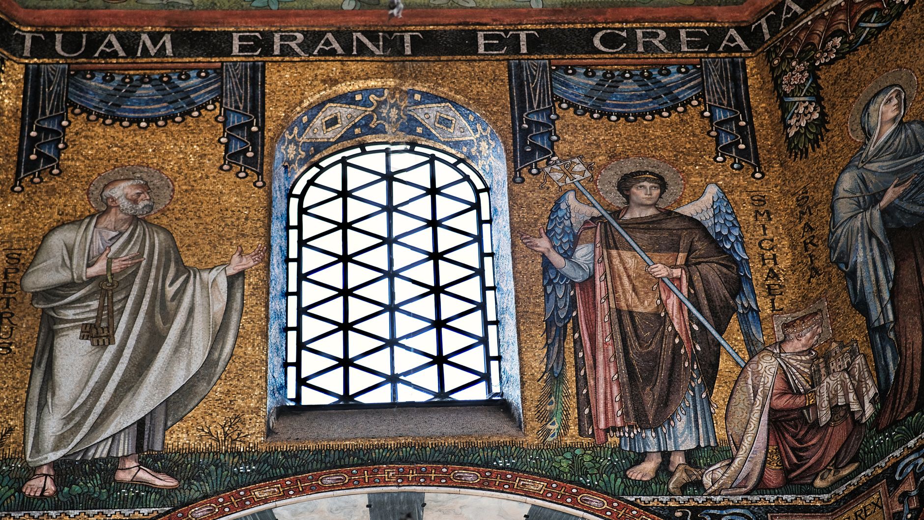 Aachen Cathedral interior โ gold mosaics, Barbarossaleuchter chandelier, and the Carolingian octagonal structure