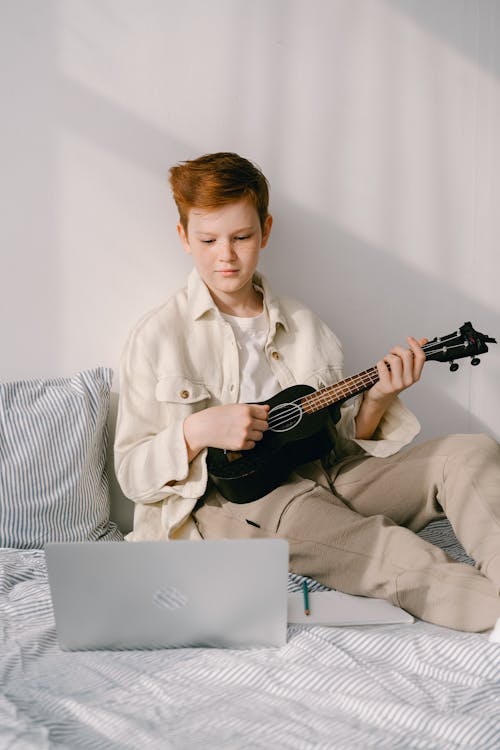 Základová fotografie zdarma na téma akustický, chlapec, hraje na ukulele