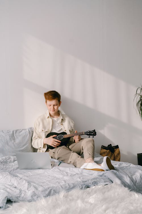 Základová fotografie zdarma na téma akustický, chlapec, hraje na ukulele