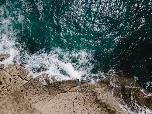 çarpmak, dalgalar, deniz içeren Ücretsiz stok fotoğraf