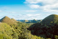 在菲律宾保和的蓝天下，欣赏巧克力山的独特景观