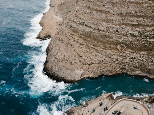 ドローン撮影, 崖, 海岸の岩肌の無料の写真素材