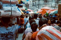 在色彩缤纷的雨伞下，马尼拉拥挤的街头市场展现了充满活力的当地生活