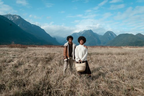 Fotobanka s bezplatnými fotkami na tému afro vlasy, biely sveter, černosi