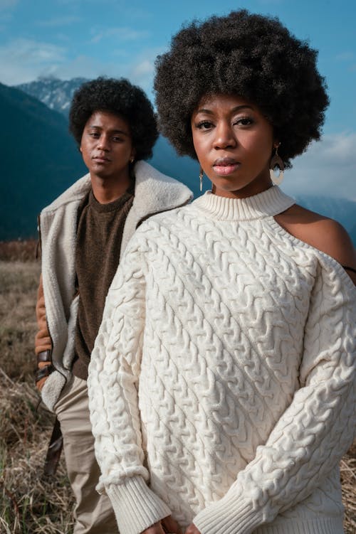 Základová fotografie zdarma na téma afro vlasy, bílý svetr, bunda