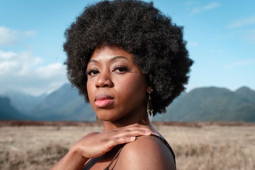 Free Close-Up Shot of an Afro-Haired Woman  Stock Photo