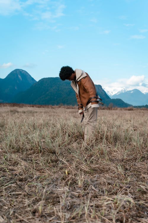 Kostnadsfri bild av afroamerikansk man, åkermark, gräs