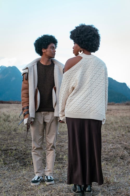 Безкоштовне стокове фото на тему «афро волосся, афроамериканці, в’язаний светр»