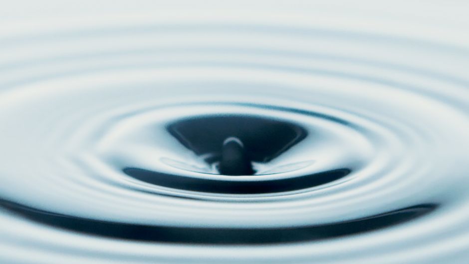 繊細な同心円を形成する水の波紋のクローズアップ。