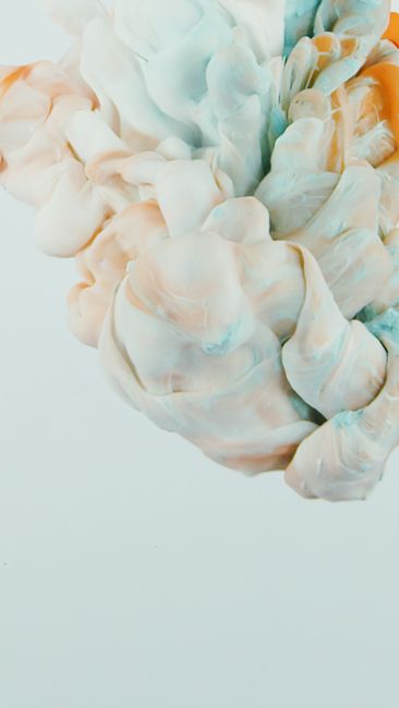 Fotomural Arte fluido colorido con formas que fluyen bajo el agua, combinando suaves pasteles en un diseño abstracto.