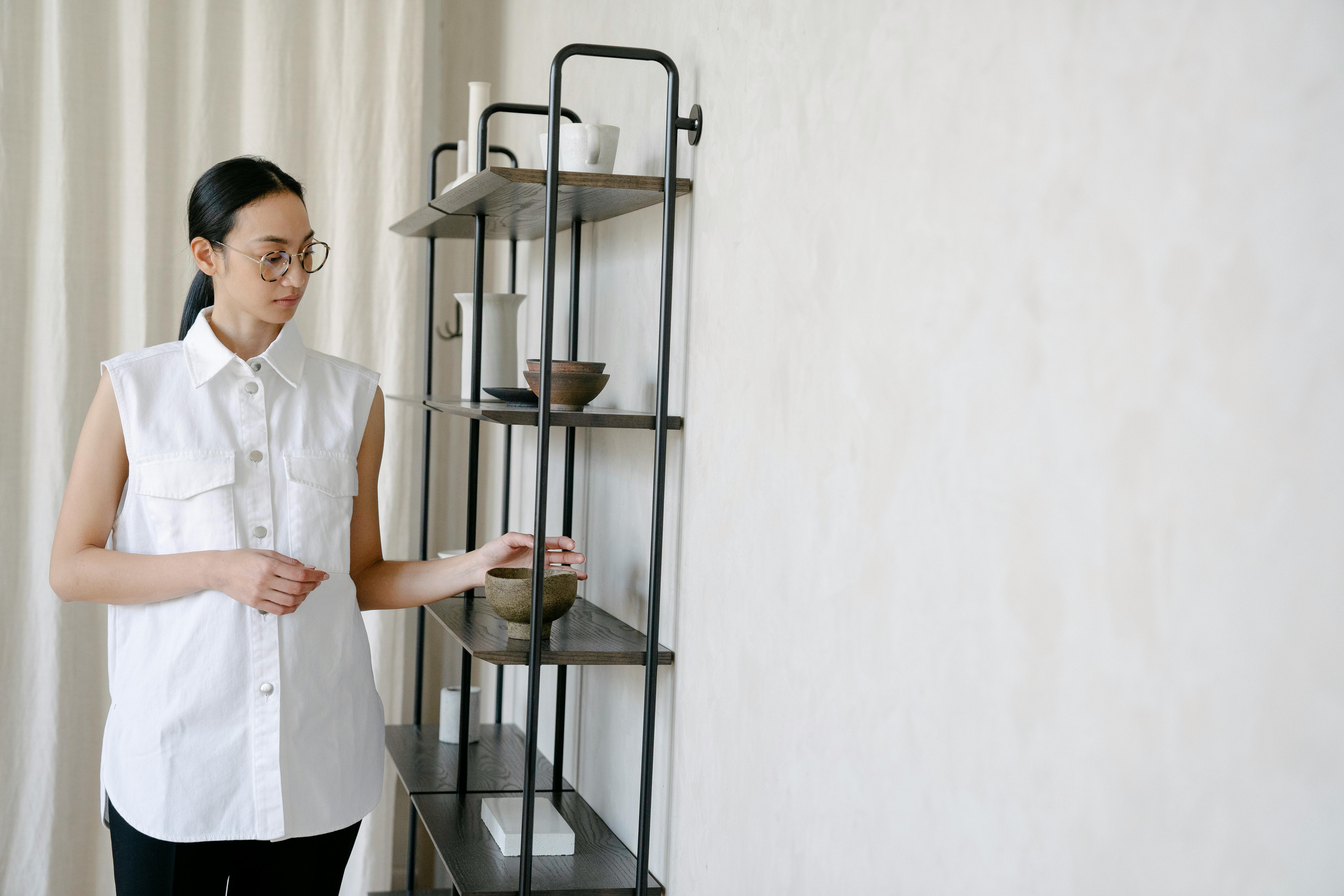 Heller Kellerraum mit Metallregal, Kunststoffboxen und geschlossenem Fenster, sauber und ordentlich organisiert