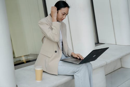 Free Businesswoman Using Laptop Stock Photo