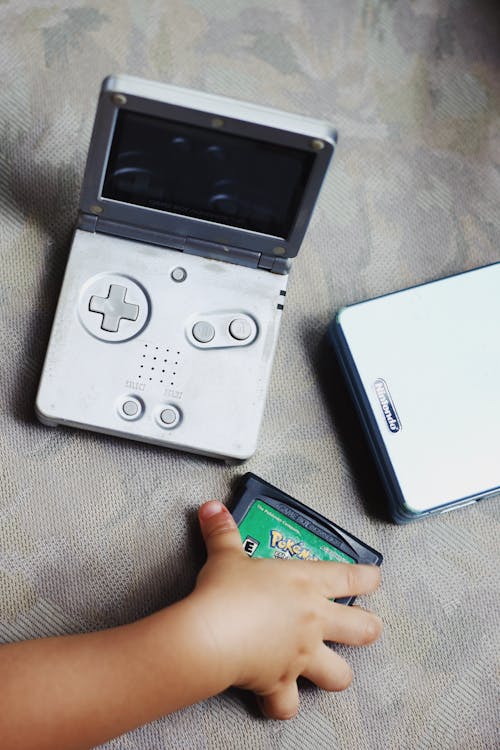 Foto d'estoc gratuïta de game boy, infant, mà