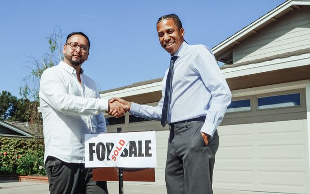 Vendere casa con una rete immobiliare a Montecchio Maggiore: cosa valutare prima di firmare – Keyspace – Agenzia immobiliare a Vicenza e provincia stretta di mano casa venduta