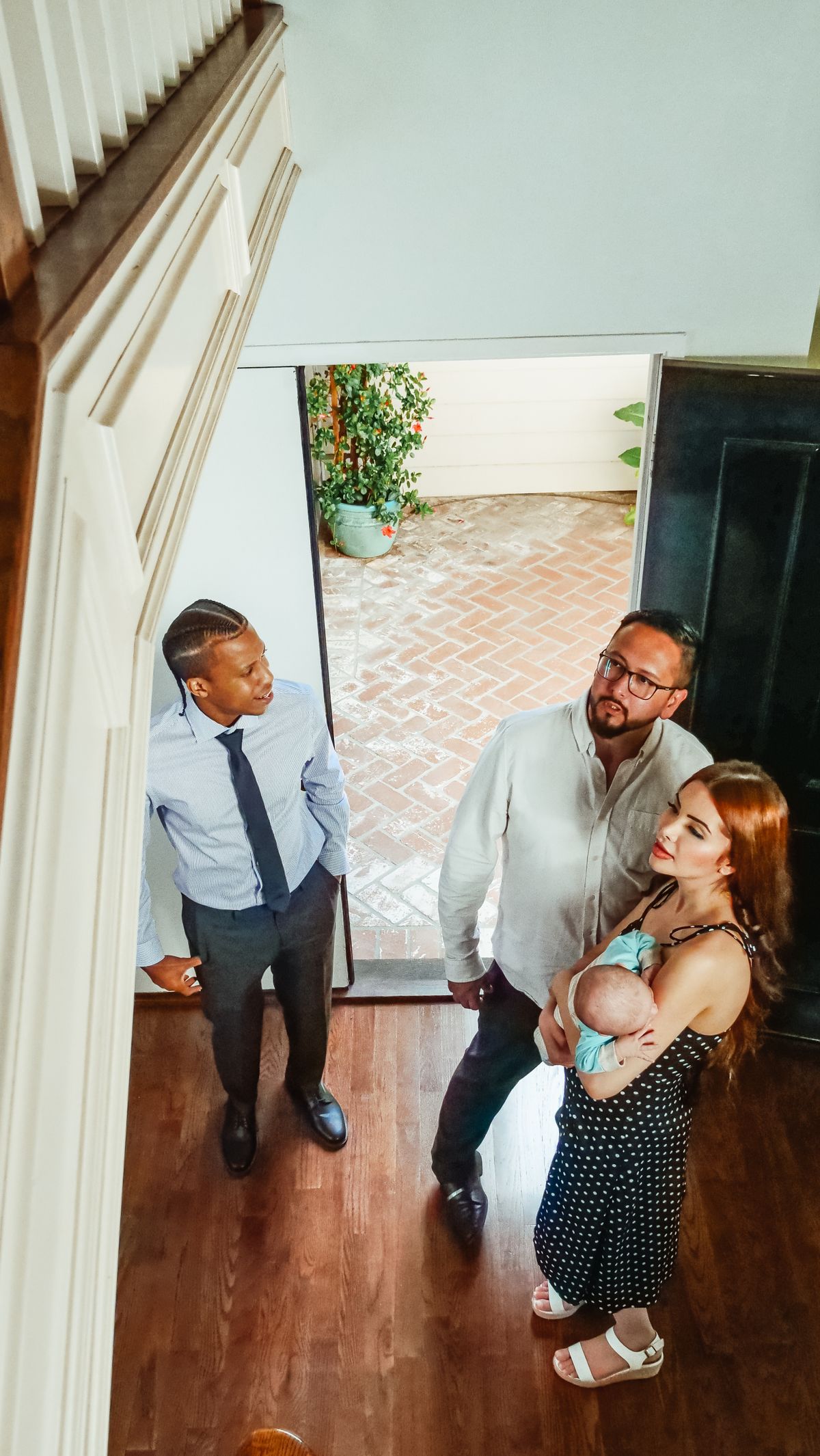Acheteurs observant un logement pendant une visite