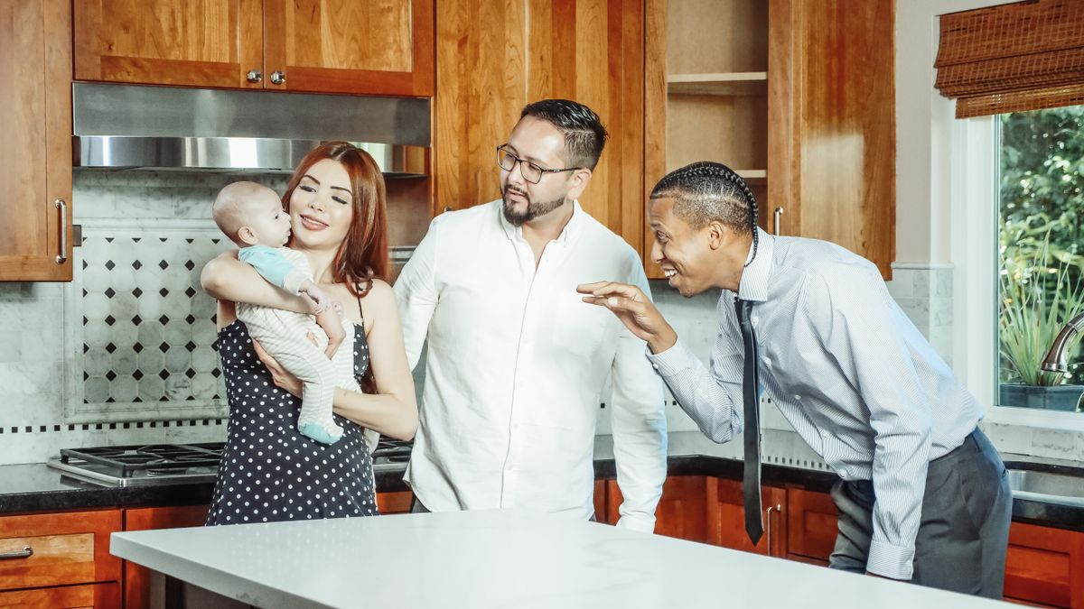 Familia compartiendo un momento en casa para ilustrar vocabulario básico en inglés