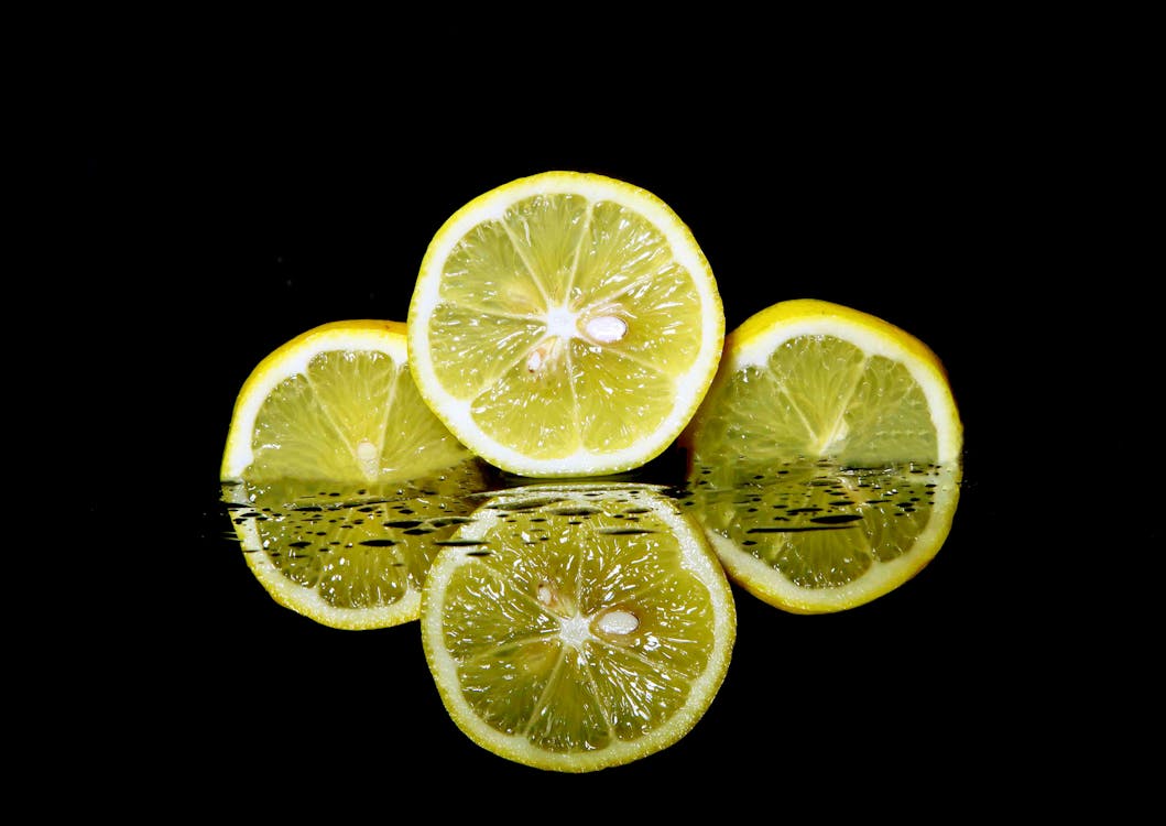 Три нарезанных лимона