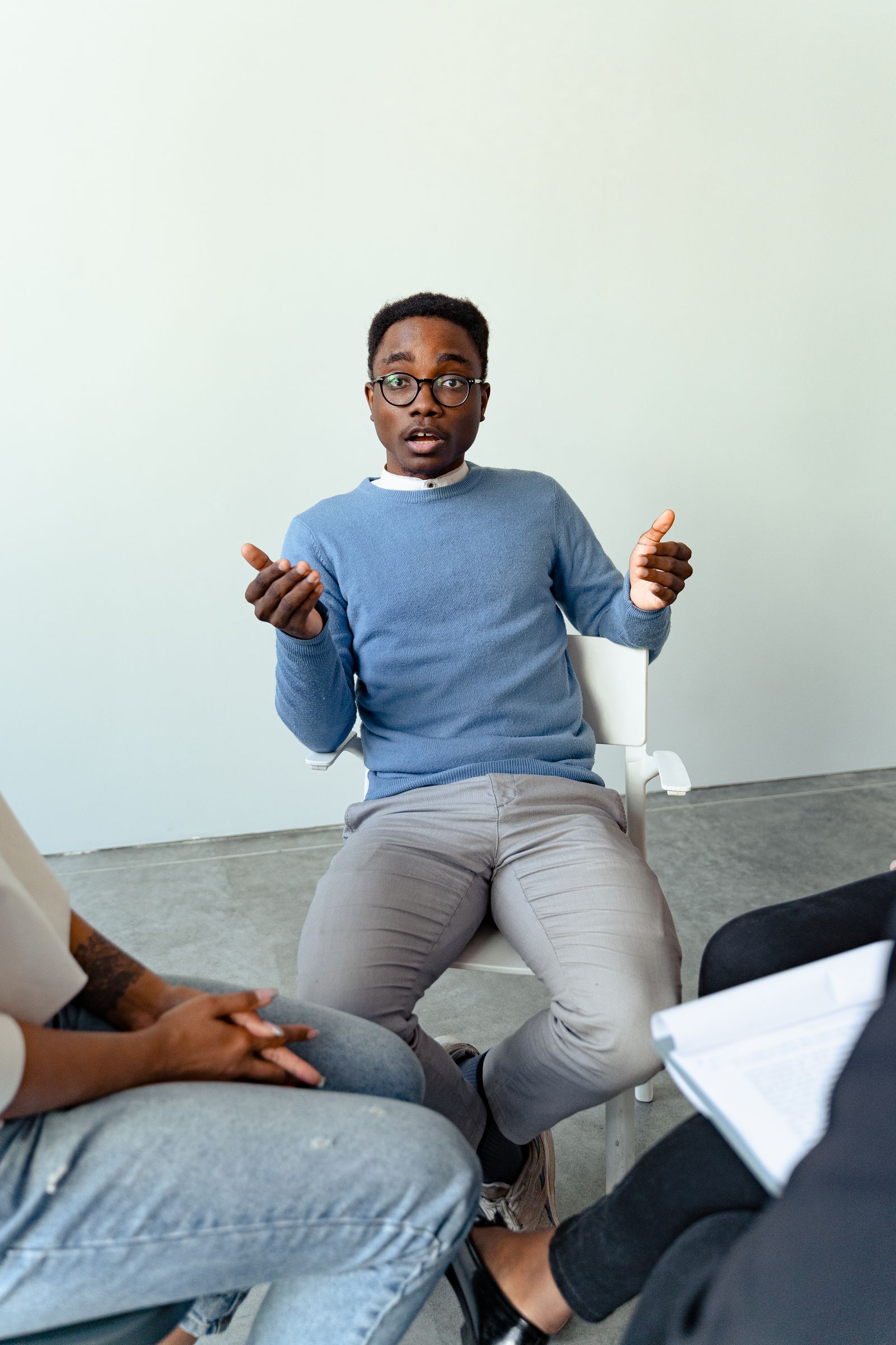 Clinician guiding a recovery-focused outpatient therapy discussion