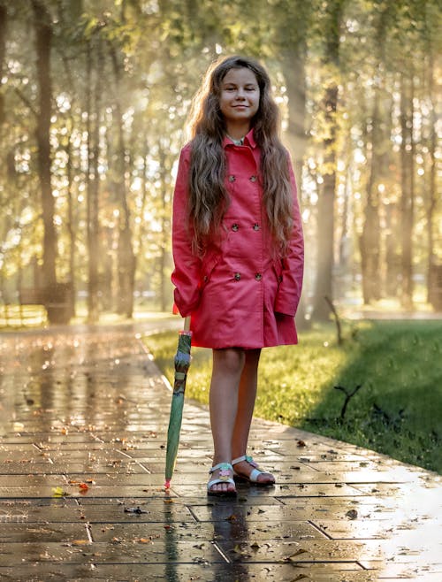 bezplatná Základová fotografie zdarma na téma denní světlo, deštník, dítě Základová fotografie