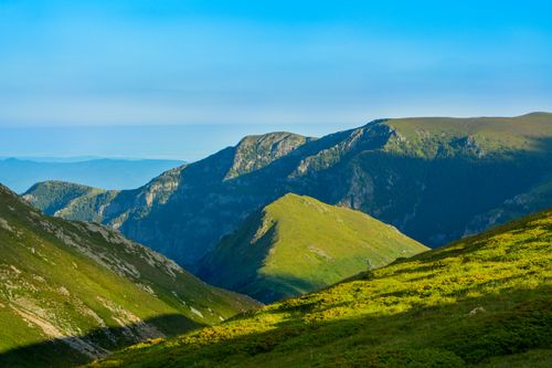 Free Explore the serene beauty of Bulgaria's mountains with clear blue skies and vibrant greenery. Stock Photo