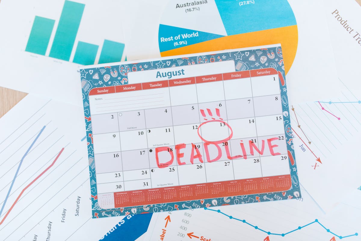Primo piano di un calendario da scrivania con promemoria e documenti