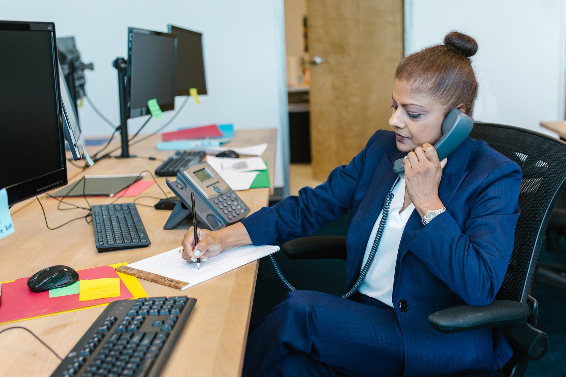Bir ofis çalışanının telefonla görüşme yapması