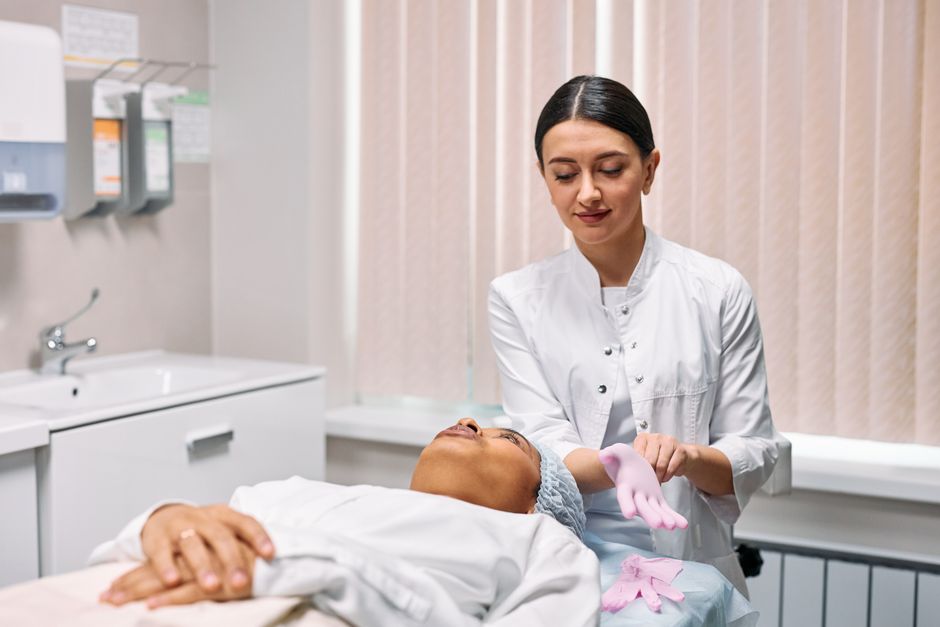 Hudspecialist undersöker patients hud inför microneedling-behandling