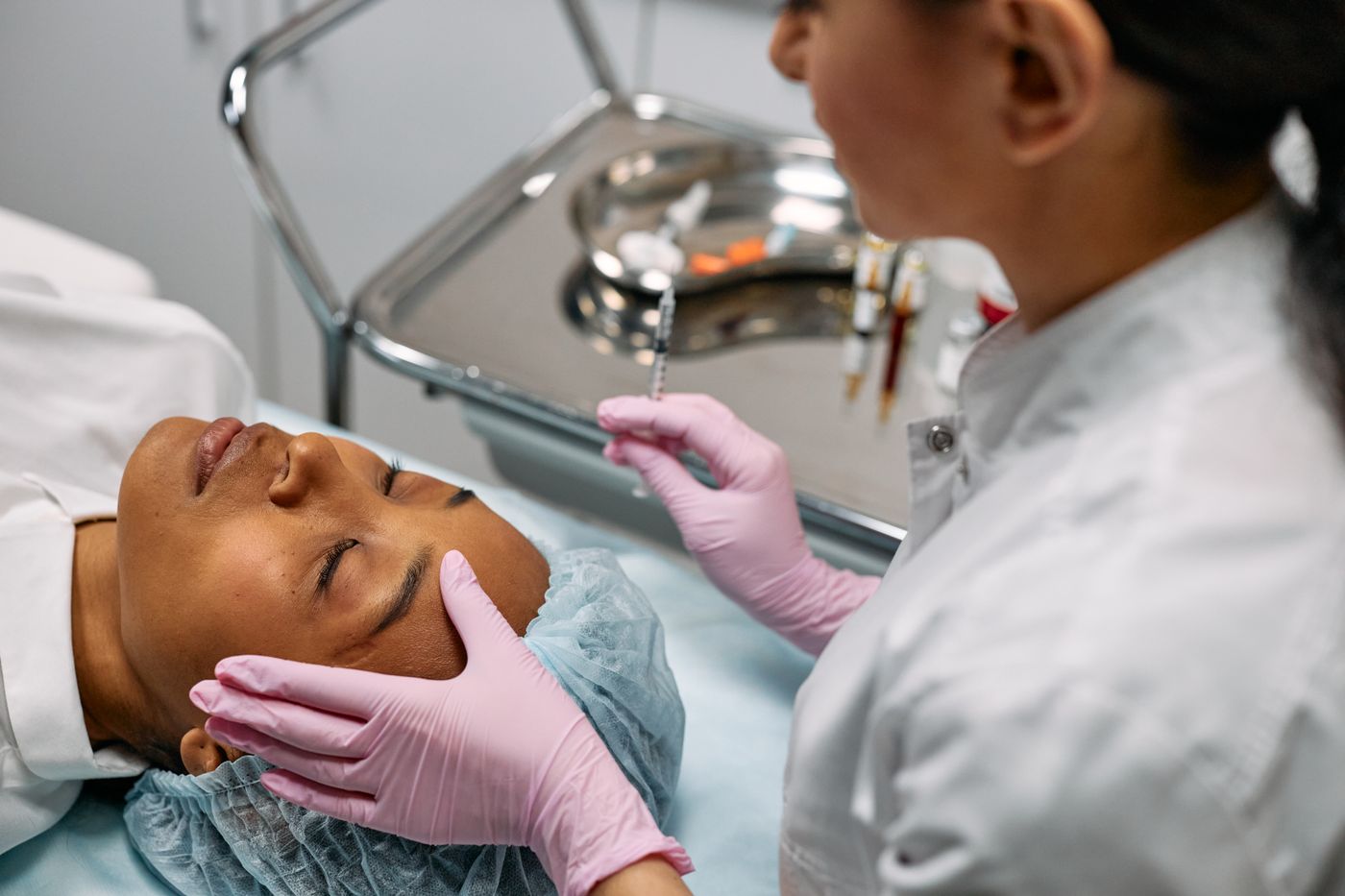 Profesional realizando un tratamiento estético mediante microinyecciones faciales