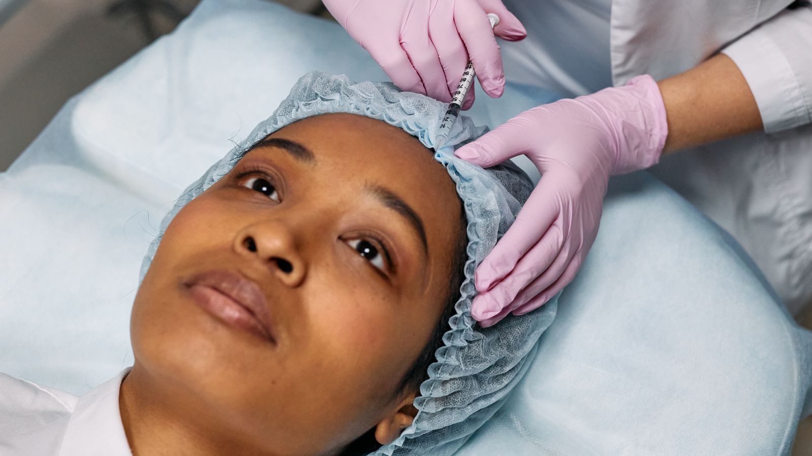 حقن بوتكس ضمن شرح فوائده التجميلية وغير التجميلية