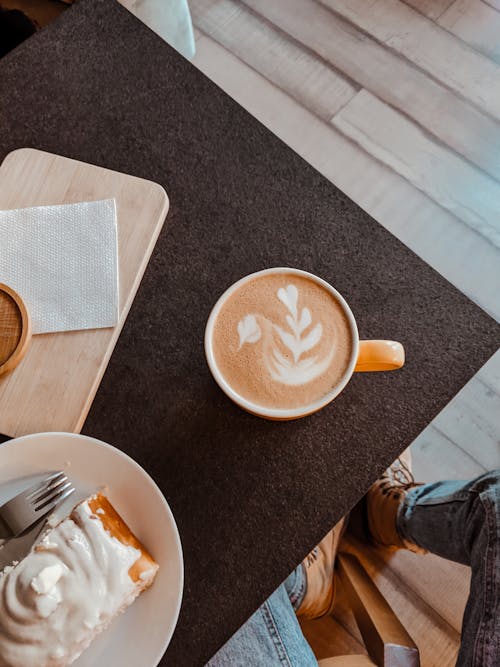 Ingyenes stockfotó asztal, cappuccino, csésze kávé témában