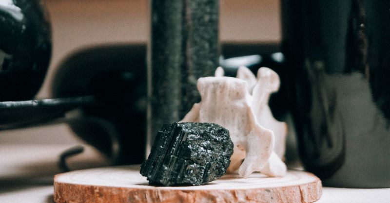 Objets protecteurs dans la maison : comment cette habitude a façonné nos foyers