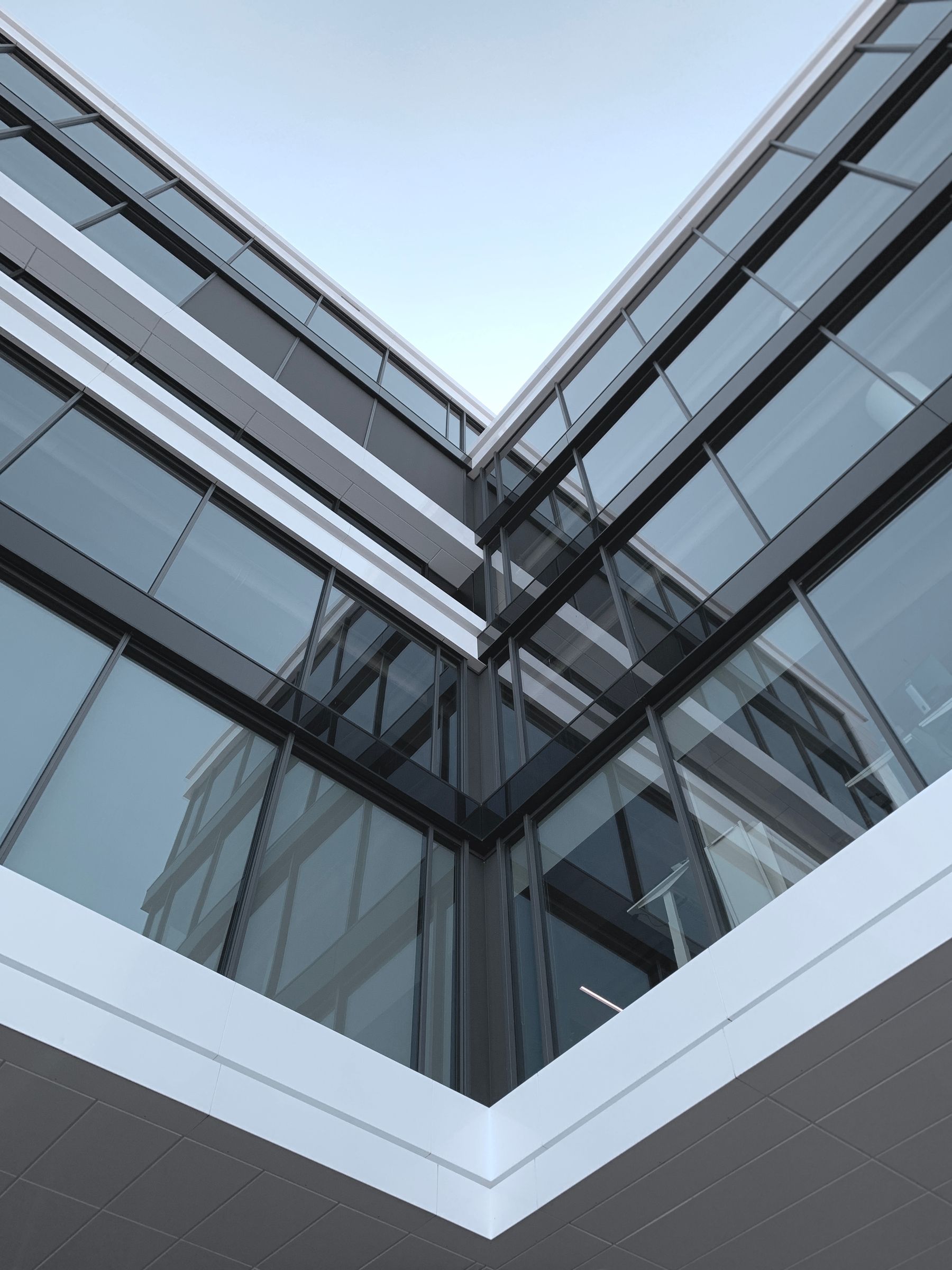 Moderne glazen kantoorgevel — illustratieve stockfoto