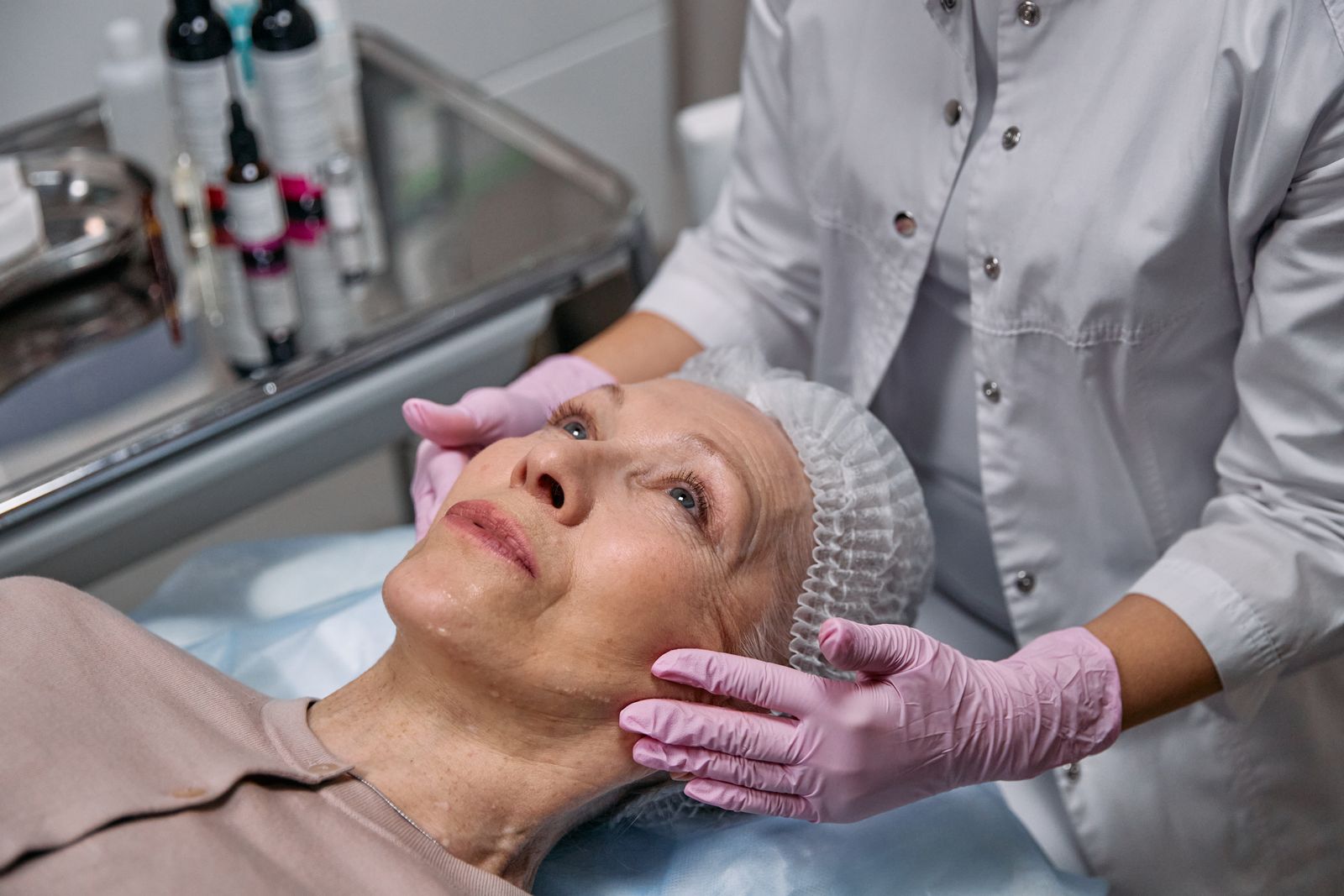 Mujer disfrutando de un masaje facial profesional