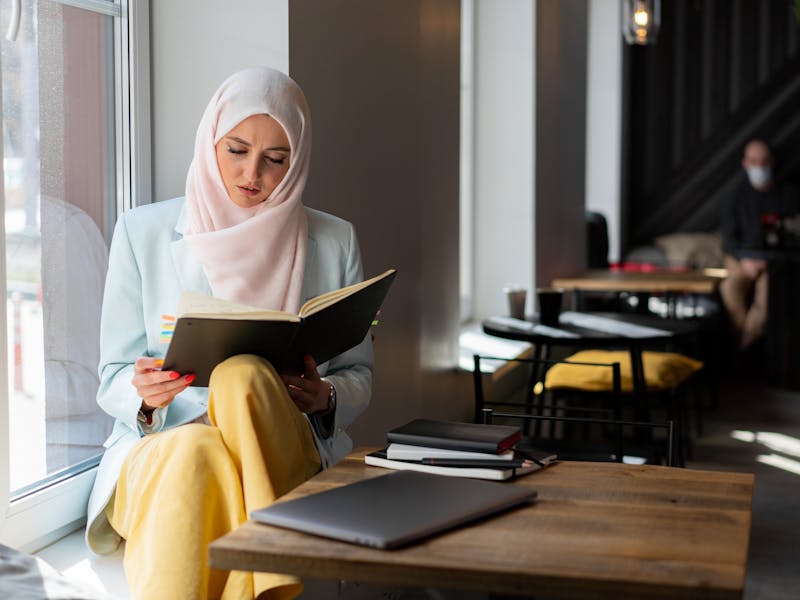 pexels-photo-7582578 Développement Personnel : Se Méfier des Titres Accrocheurs en 2025 ?