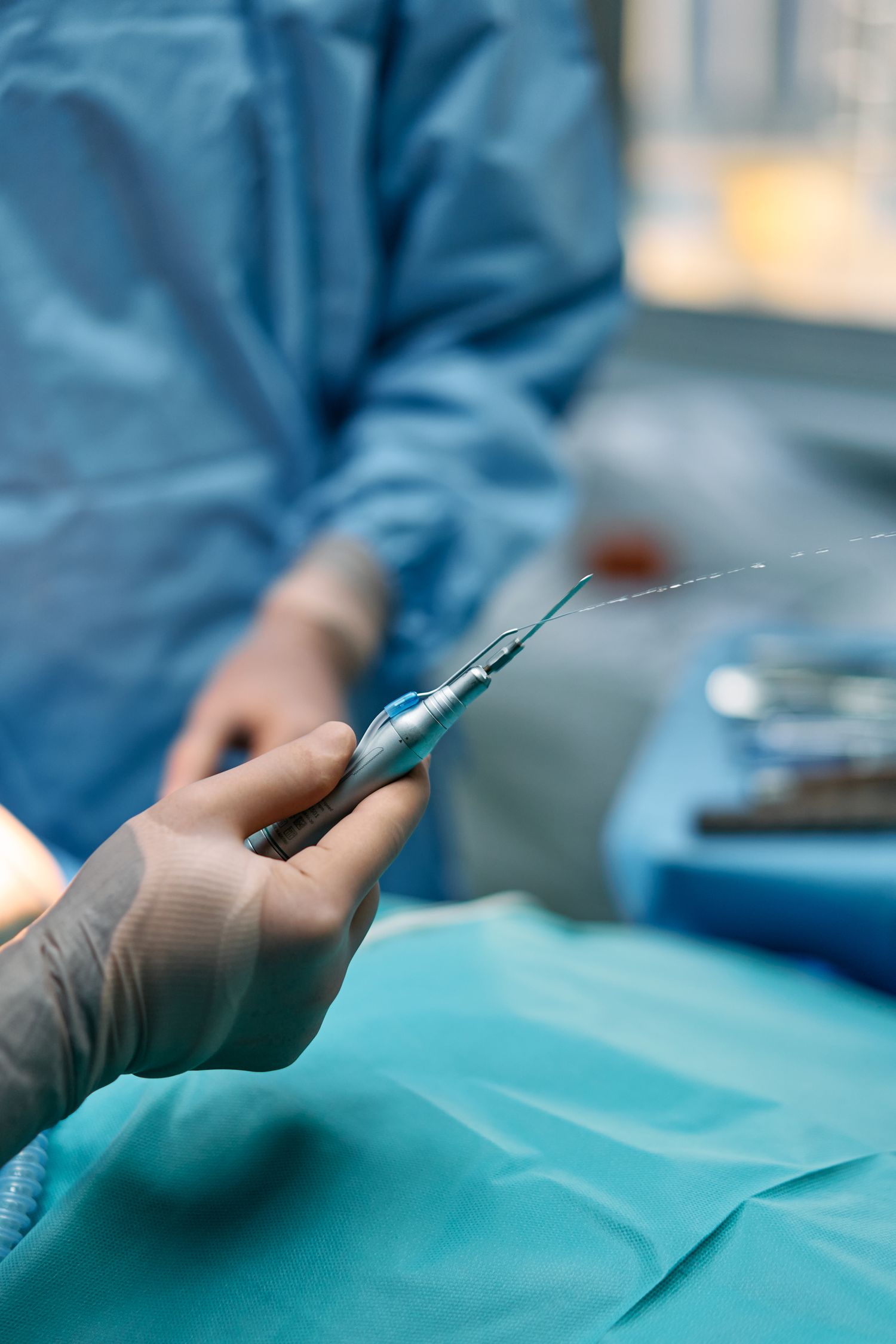 Mains gantées et instruments de précision lors d'un geste chirurgical, cadrage net et non graphique