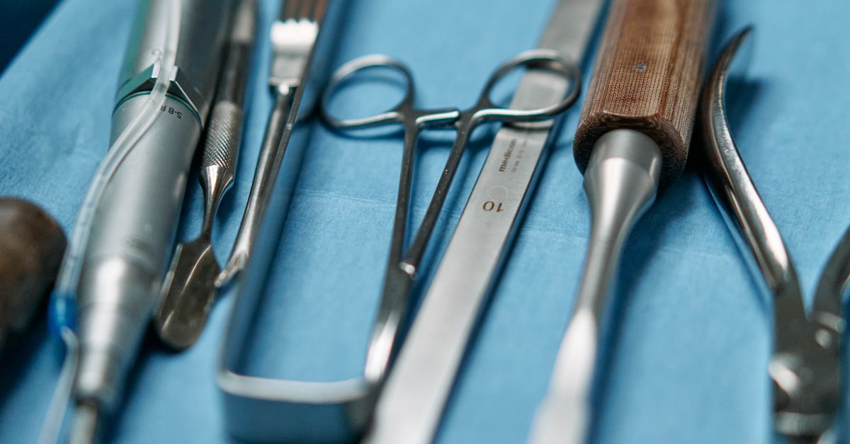 Surgical instrument set arranged in a sterile tray