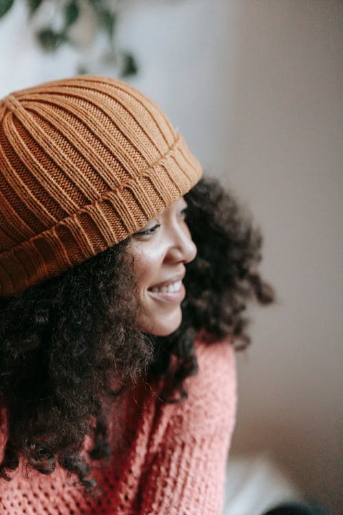 Free Smiling African American woman in casual hat Stock Photo