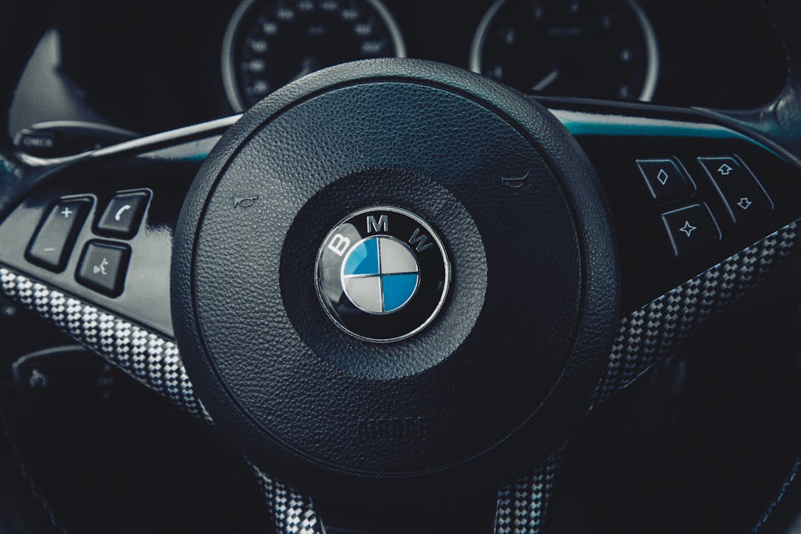 Biểu tượng BMW là một trong những biểu tượng xe hơi lâu đời nhất và được yêu thích nhất trên thế giới. Hãy xem bức ảnh bề mặt siêu mịn màng của BMW để cảm nhận được sự sang trọng và đẳng cấp của thương hiệu này. Bạn đừng bỏ lỡ những hình ảnh này nhé!