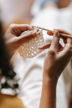 Hands knitting with white yarn, by Miriam Alonso on Pexels