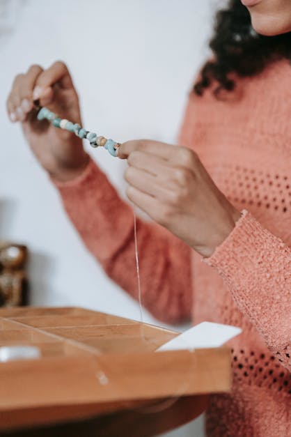 How to make an adjustable knot with string bracelet