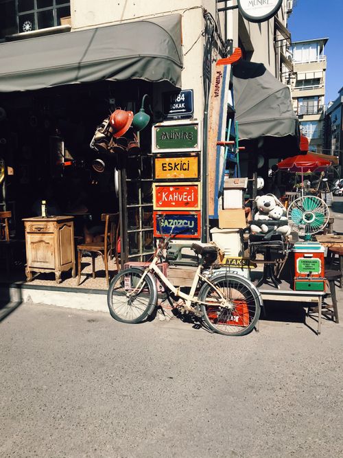 Free Charming vintage store in Konak, Izmir, showcasing antiques and a retro bicycle. Stock Photo