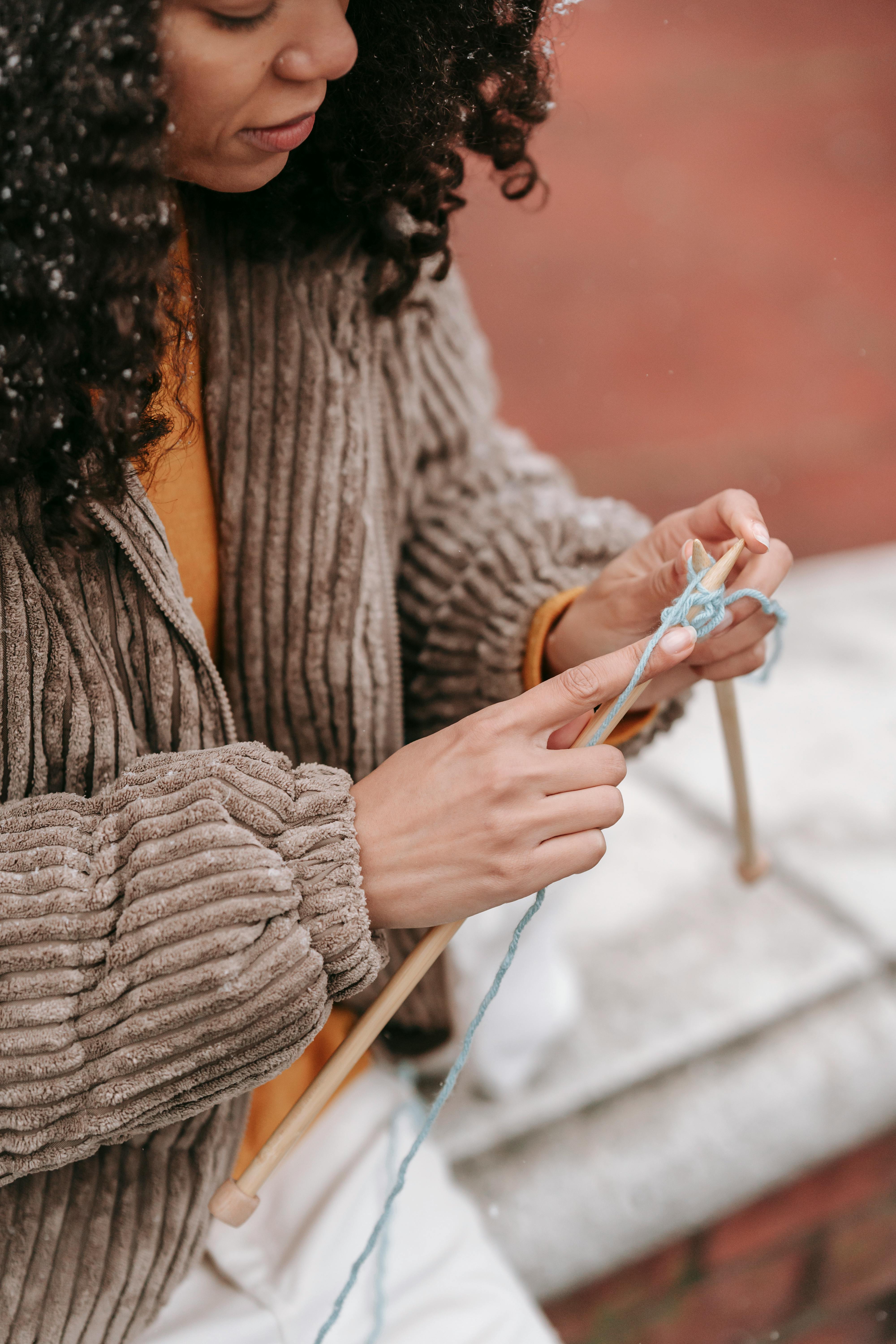 Woman's Hand Holds Large Knitting Needles Knitted Yarn Large Skein Stock  Photo by ©dalivl@yandex.ru 396078754