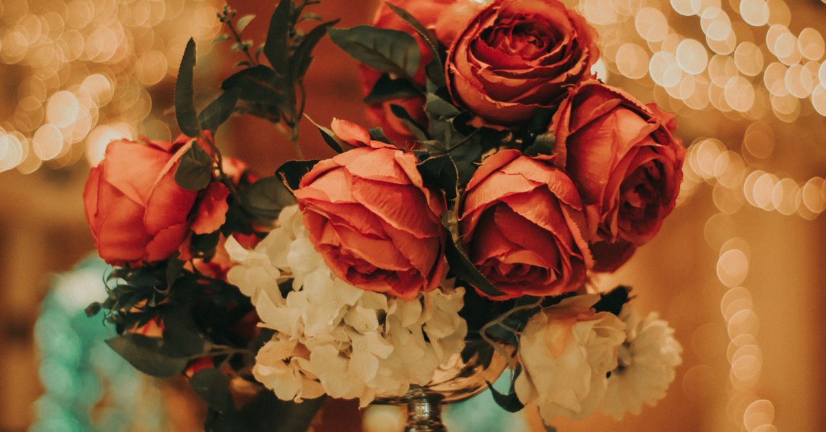 Comment choisir des fleurs pour des funérailles : guide pratique