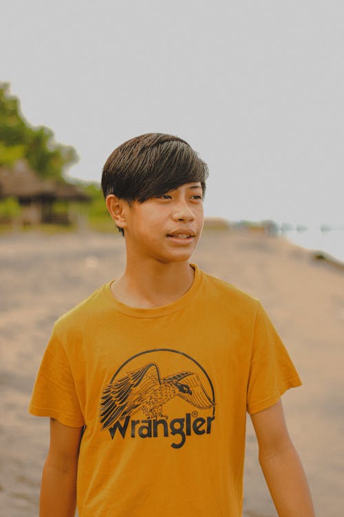 Fotos de stock gratuitas de camisa naranja, chaval, chico asiático